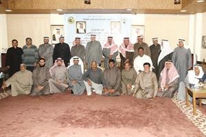 الشيخ ضاري الفهد مع عدد من الحضور في ديوانية الصيادين بالوطية﻿