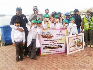 عدد من طلبة المدارس خلال مشاركتهم في حملة التنظيف﻿
