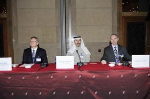 روبيرتو ريغوبون وفهد السالم وبيتر اونيل خلال الندوةهاني عبدالله﻿