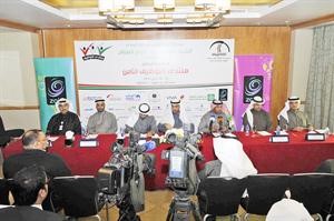 فوزي المجدلي متوسطا وليد الطراروة ووليد الخشتي وعبدالعزيز القصار وخميس العجمي وجمال الوهيب وعماد العبلاني خلال المؤتمر الصحافي 	هاني عبدالله