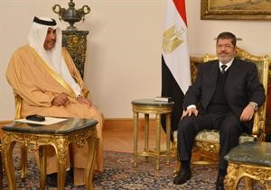 الرئيس المصري دمحمد مرسي مستقبلا رئيس الوزراء وزير الخارجية القطري الشيخ حمد بن جاسم امسرويترز 