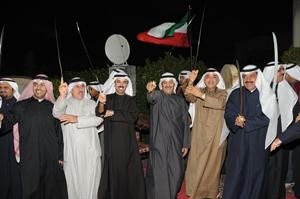 رئيس مجلس الامة علي الراشد ودعبدالحميد دشتي وسعود السبيعي يعرضون بالسيف خلال حفل الاستقبال
