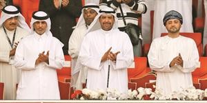 الشيخ احمد الفهد يتوسط رئيس الاتحاد العماني خالد البوسعيدي ورئيس الاتحاد القطري الشيخ حمد بن خليفة الازرق كوم