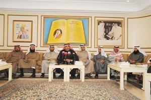احمد السعدون متوسطا احمد بن مطيع واحمد الشريعان وفيصل اليحيى وعبدالرحمن العنجري ومحمد الدلال وخالد السلطان وعلي الدقباسي