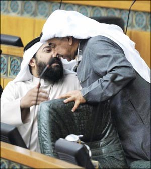 د عبدالحميد دشتي يهم بتقبيل د علي العمير بعد المشادة الكلامية التي حصلت بينهما في جلسة امسمتين غوزال
