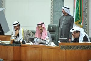 رئيس مجلس الامة علي الراشد وبجانبه نائبه مبارك الخرينج وامين السر كامل العوضي على المنصة متين غوزال
