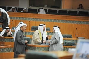 مصافحة بين الشيخ احمد الحمود وعدنان عبدالصمد بحضور نبيل الفضل
