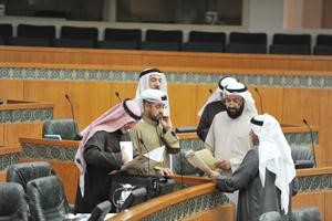 دعلي العمير وهشام البغلي وصالح عاشور ودعبدالحميد دشتي
