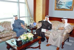 عبدالعزيز العدساني ودمحمد الهاشل واسماعيل الغانم
