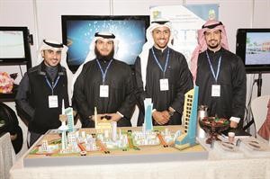 الطلبة امام نماذج مشاريع تخرجهم
