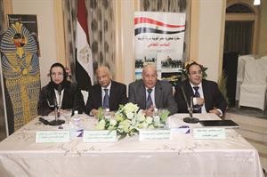 السفير المصري عبدالكريم سليمان ودمنى ربيعة ودحسين صالح ودمحمد جميل الشبشيري خلال ندوة السفارة المصرية 