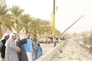 الشيخ دصباح جابر العلي خلال جولته لمتابعة العمل في نقعة الشملان
