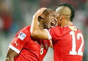 مهاجم البحرين جيسي جون يبكي بحرقة بعد الهزيمة امام الامارات ويتلقى المواساة من زميله فوزي عايش افپ
