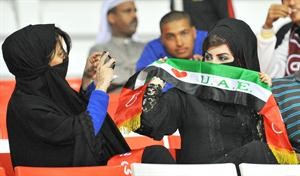 مشجعتان اماراتيان سعيدتان بتاهل منتخب بلادهما الى الدور نصف النهائي الازرقكوم

