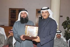 احد المكرمين يتسلم درعه﻿