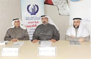 توفيق الجراح متوسطا سامي الدليجان وفيصل المتروك خلال المؤتمر الصحافي﻿