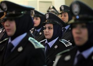 عدد من الشرطيات الخريجات اللواتي رعى نوري المالكي حفل تخريجهن في بغداد امس افپ