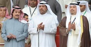 الشيخ احمد الفهد والشيخ طلال الفهدوالسفير الشيخ عزام الصباح يتابعون احدى المباريات الازرق كوم
