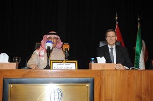 السفير ماثيو تولر وعبدالعزيز الشارخ خلال الندوة﻿