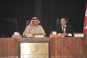 السفير الصيني تسوي جياتشون والشارخ خلال اللقاء﻿