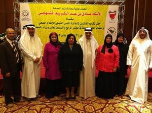 دصادق شهابي ودعائشة مبارك ودقيس الدويري ودصبيحة المطوع مع الفائزة دغالية المطيري