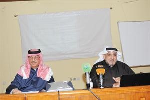 دعلي الجناعي متحدثا خلال الندوة	 انور الكندري﻿