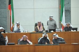 رئيس مجلس الامة علي الراشد على المنصة وبجانبه نائبه مبارك الخرينج وامين السر كامل العوضي ويبدو عدنان عبدالصمد