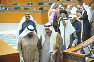 الشيخ احمد الحمود وسعدون حماد اثناء الخروج من القاعة