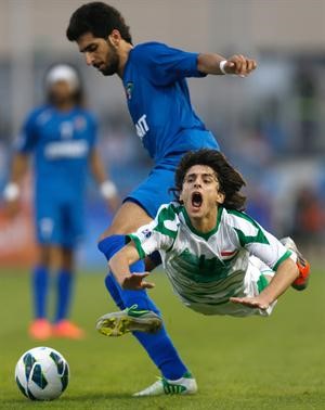 فهد الانصاري يستخلص الكرة من لاعب العراق همام طارق	افپ﻿