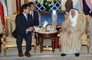 صاحب السمو خلال لقائه عضو البرلمان الياباني﻿
