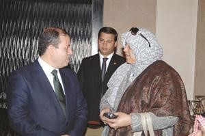 صلاح عبدالمقصود متحدثا الى الزميلة هناء السيد	ناصر عبد السيد﻿