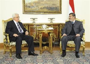 الرئيس المصري د محمد مرسي خلال استقباله نظيره الفلسطيني محمود عباس في القاهرة امس	افپ﻿