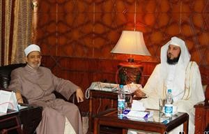شيخ الازهر د احمد الطيب مستقبلا الداعية السعودي د محمد العريفي