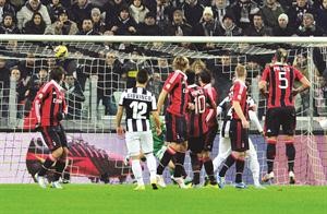 تسديدة لاعب يوفنتوس سيباستيان جوفينكو في طريقها لهز شباك ميلان 	افپ﻿