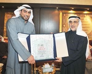 النائب احمد لاري يتسلم درعا من هيثم الرشيدي
