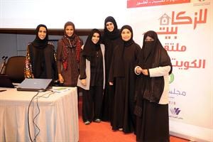 منيرة السنان تتوسط عددا من نساء الخير﻿