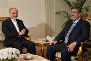 الرئيس المصري دمحمد مرسي مستقبلاوزير الخارجية الايراني علي اكبر صالحي امس رويترز