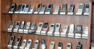 صاحب محل هواتف يتهم سورياً بسرقة آي فون بالإكراه