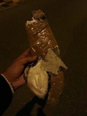 احد رجال الجمارك يعاين المخدرات﻿