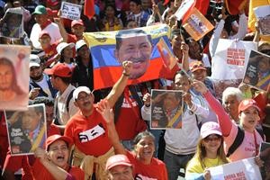 جانب من الاحتفالية التكريمية التي اقامها الفنزويليون لتشافيز امام القصر الرئاسي امس افپ