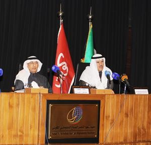 الشيخ سلمان الحمود وعبدالعزيز الشارخ على المنصة	 قاسم باشا﻿
