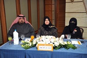 المستشارة سلوى بهبهاني ومحمد بوعباس خلال المحاضرة 	سعود سالم﻿