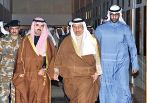 رئيس مجلس الامة وسمو رئيس الوزراء لدى خروجهما من قاعة عبدالله السالم بعد انتهاء الجلسة