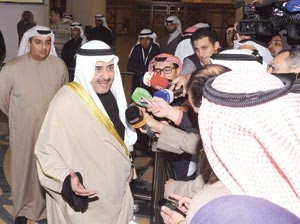 الشيخ احمد الحمود متحدثا للصحافيين عقب الجلسة السرية 	 متين غوزال