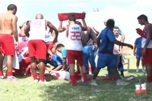 بالفيديو.. لاعب يلفظ أنفاسه الأخيرة بالتدريبات أمام زملائه