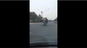 بالفيديو.. متهور ينطلق بسيارته في العمرية على إطارين فقط!