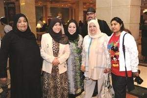 مديرة ادارة المسرح كاملة العياد وابنتها مع الفنانة القديرة مريم الصالح والعمانية شمعة محمد والاماراتية مريم سلطان﻿