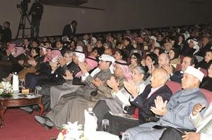 الجمهور يصفق للالحان الجميلة التي قدمتها الفرقة بالة العود﻿