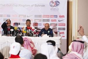 مدرب السعودية فرانك رايكارد يتحدثفي المؤتمر الصحافي ﻿