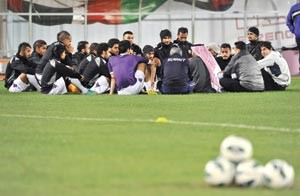 الرئيس الفخري لاتحاد الكرة الشيخ احمد الفهد مجتمعا مع نجوم المنتخب الوطني والطاقمين الاداري والفني خلال التدريبالازرقكوم